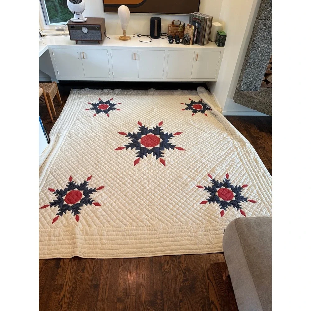 Large Snowflake quilt. In Americana colors. Hand sewn